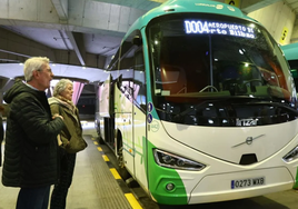 Viajeros junto al autocar del aeropuerto de Loiu en la estación de autobuses de Donostia.