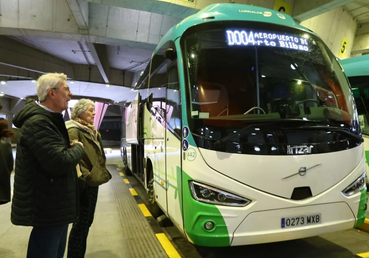 Viajeros junto al autocar del aeropuerto de Loiu en la estación de autobuses de Donostia.
