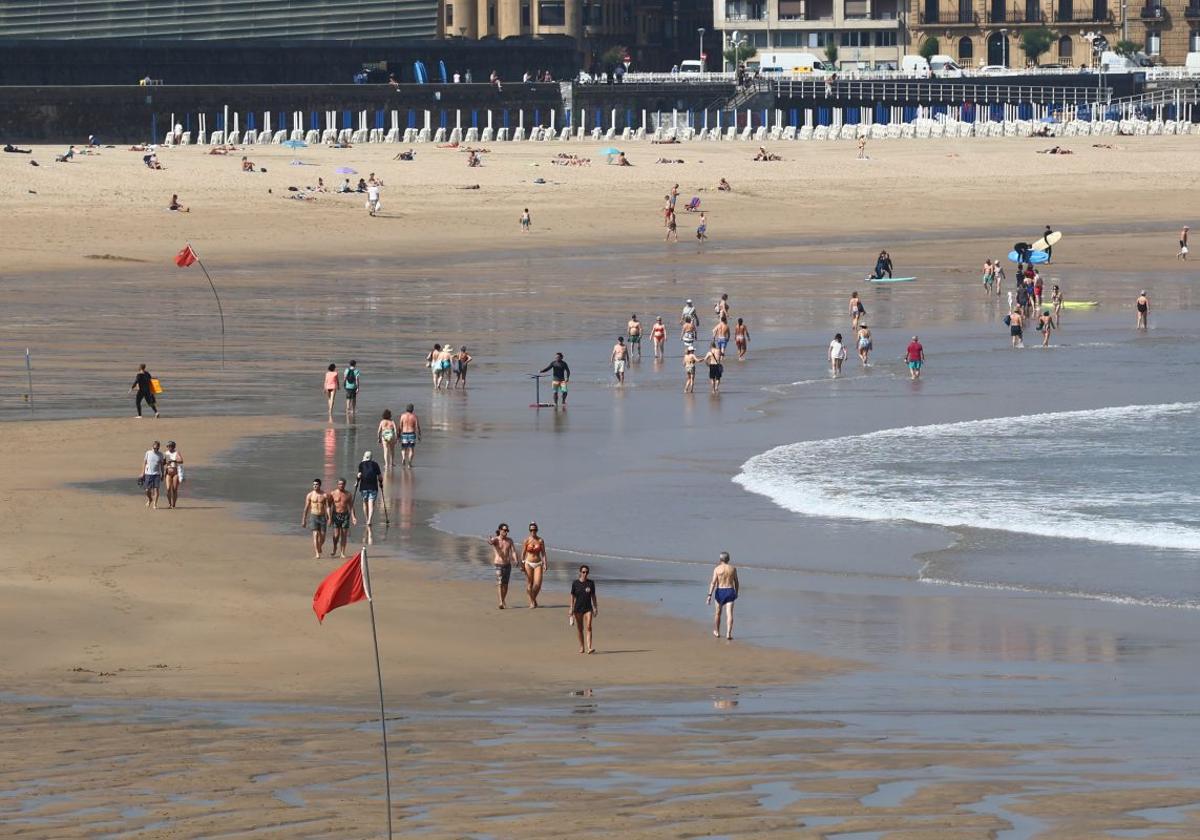 El calor aprieta en Gipuzkoa y llena las playas