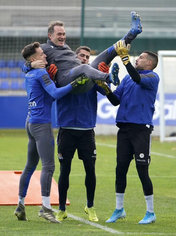 Llopis, manteado por los porteros de la Real Remiro, Zubiaurre y Moyá