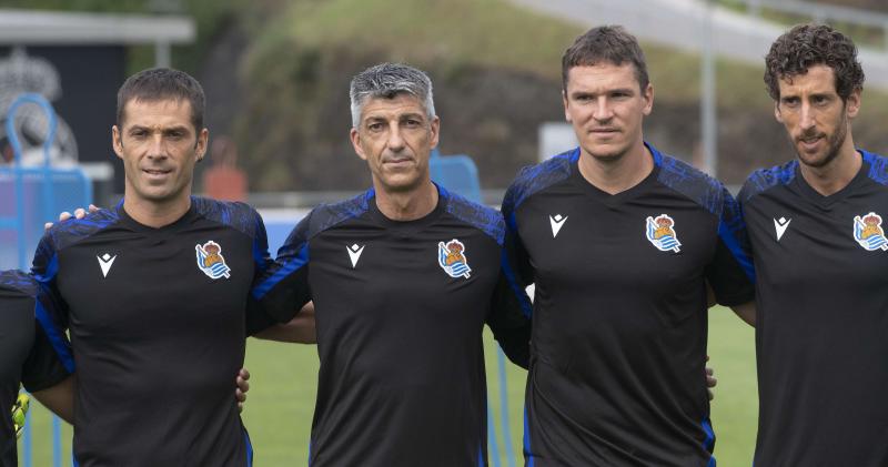 Labaien, a la derecha junto al staff técnico de la Real Sociedad formado por Labaka, Imanol y Ansotegi
