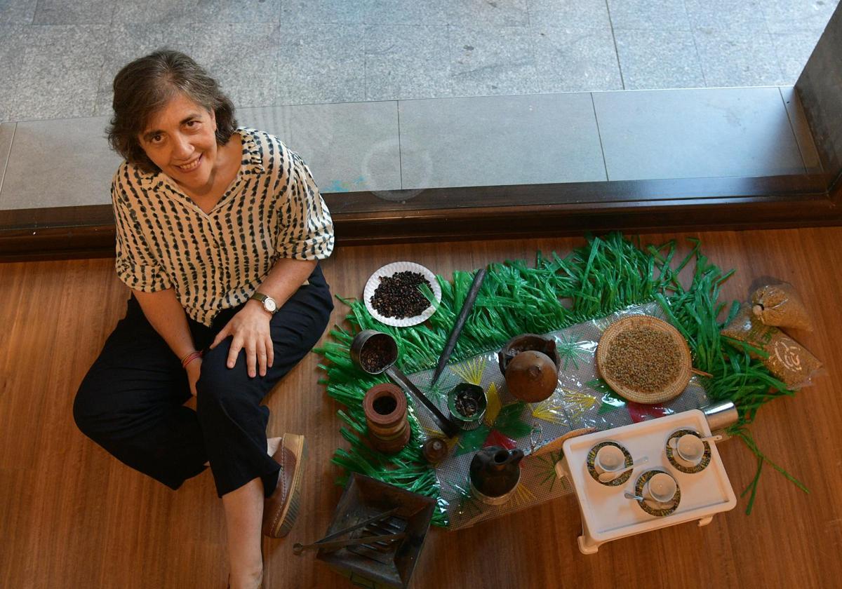 Marisabel Eibarko kultur etxean, Etiopiako Tigray eskualdetik ekarritako kafe zeremonia egiteko osagai benetako eta gozoekin.