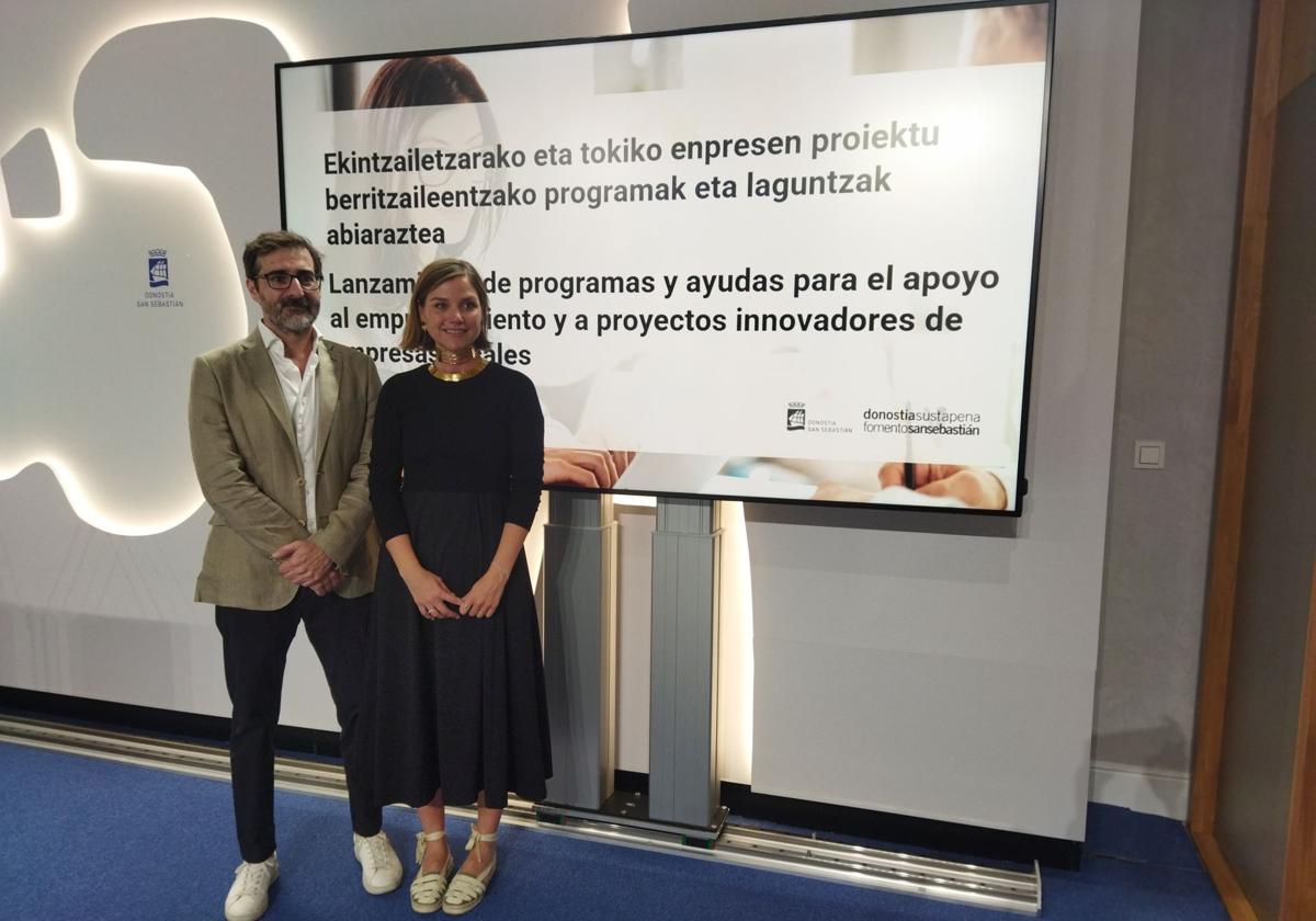 Iñigo Olaizola, director gerente de Fomento San Sebastián, y Ane Oyarbide, concejala de Economía y Empleo Local de Donostia, este martes en la presentación del programa.