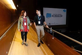 Itxaso Rodríguez-Ordoñez y Ander Beristain, en una sala del congreso ISB, en el Kursaal.