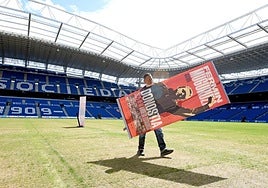 Muguruza, en el césped de Anoeta, cuando anunció el concierto.
