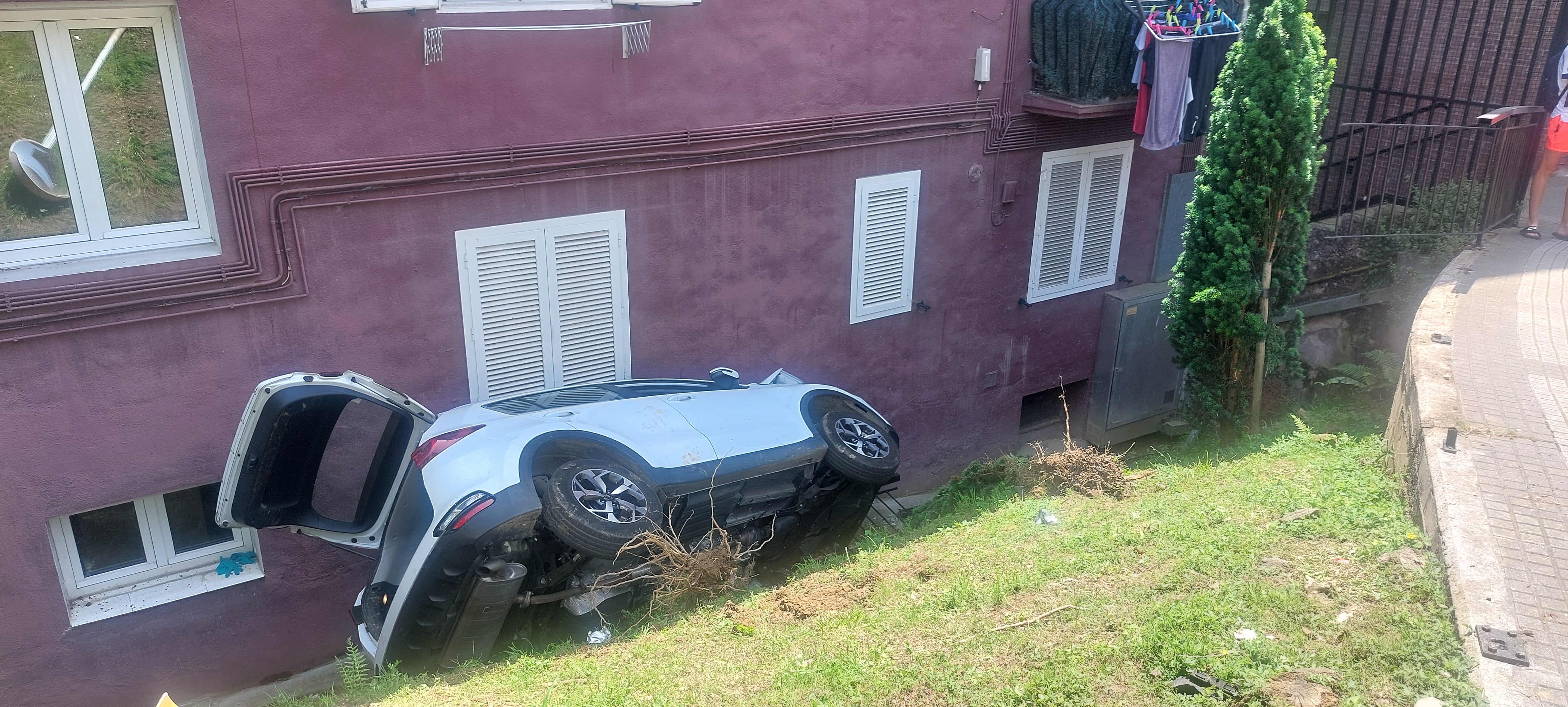 Herido un conductor al precipitarse su coche por una pequeña ladera en Azpeitia
