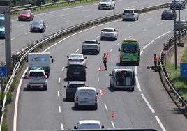 La moto siniestrada justo a la altura del hito del kilómetro 4 de la Variante con la ambulancia al lado