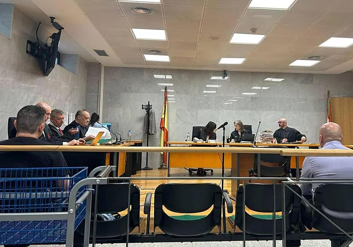Dos de los acusados, de espaldas, durante el juicio celebrado ayer en la Sección Segunda de la Audiencia de Bizkaia.