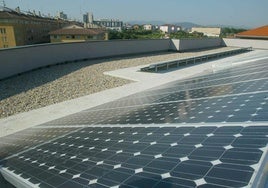Paneles fotovoltaicos en la azotea de un edificio del barrio de Intxaurrondo.