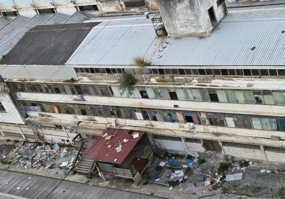 Pabellones abandonados y ocupados en el barrio de Herrera.