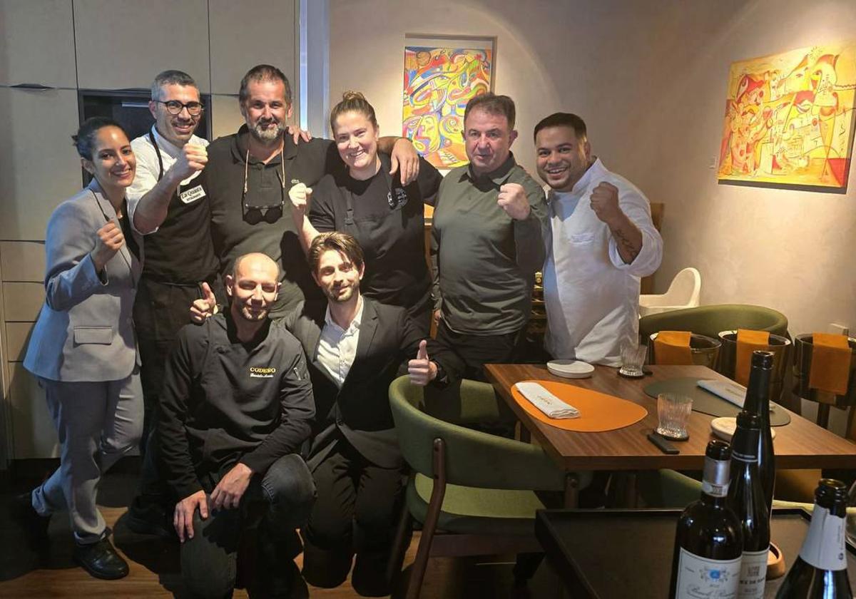 El equipo del Codeso posa en el comedor junto a Martín Berasategui y David de Jorge.