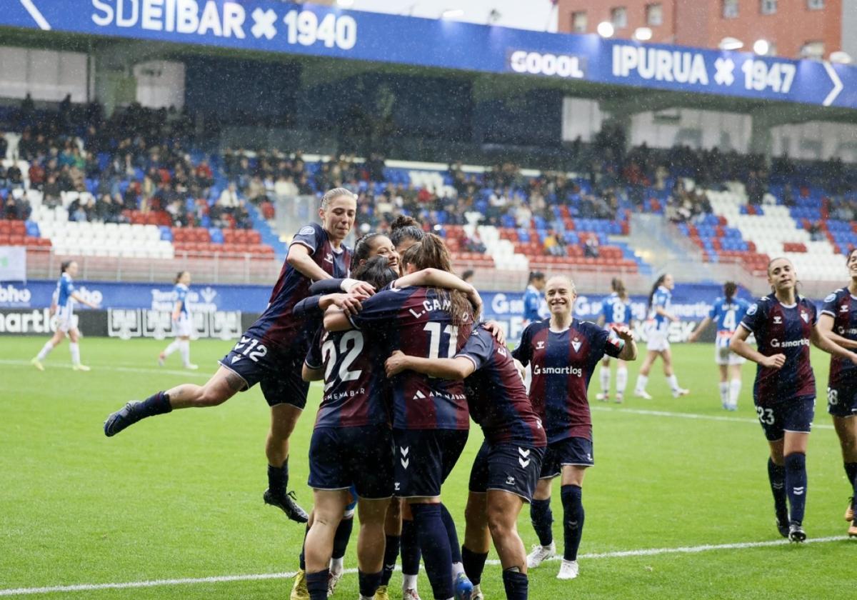 El Eibar celebra el gol que le daría la permanencia de forma matemática en Ipurua ante el Espanyol.
