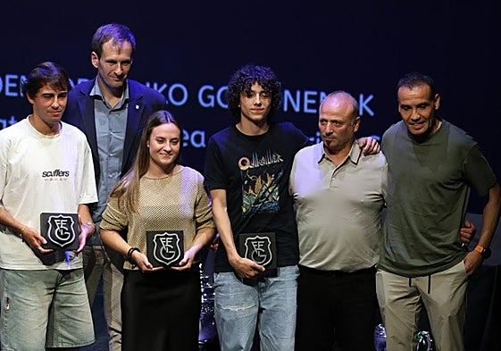 Los integrantes del OKE durante el homenaje que recibieron. A la derecha, Luis Arconada tomó la palabra para agradecer su premio.