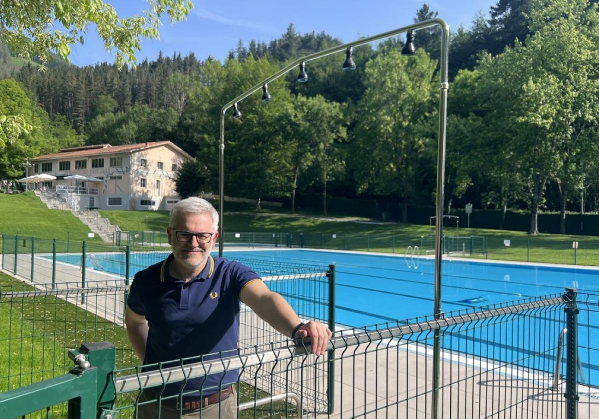 Igor Zubillaga ante uno de los nuevos arcos de ducha instalados en el acceso a la piscina grande.