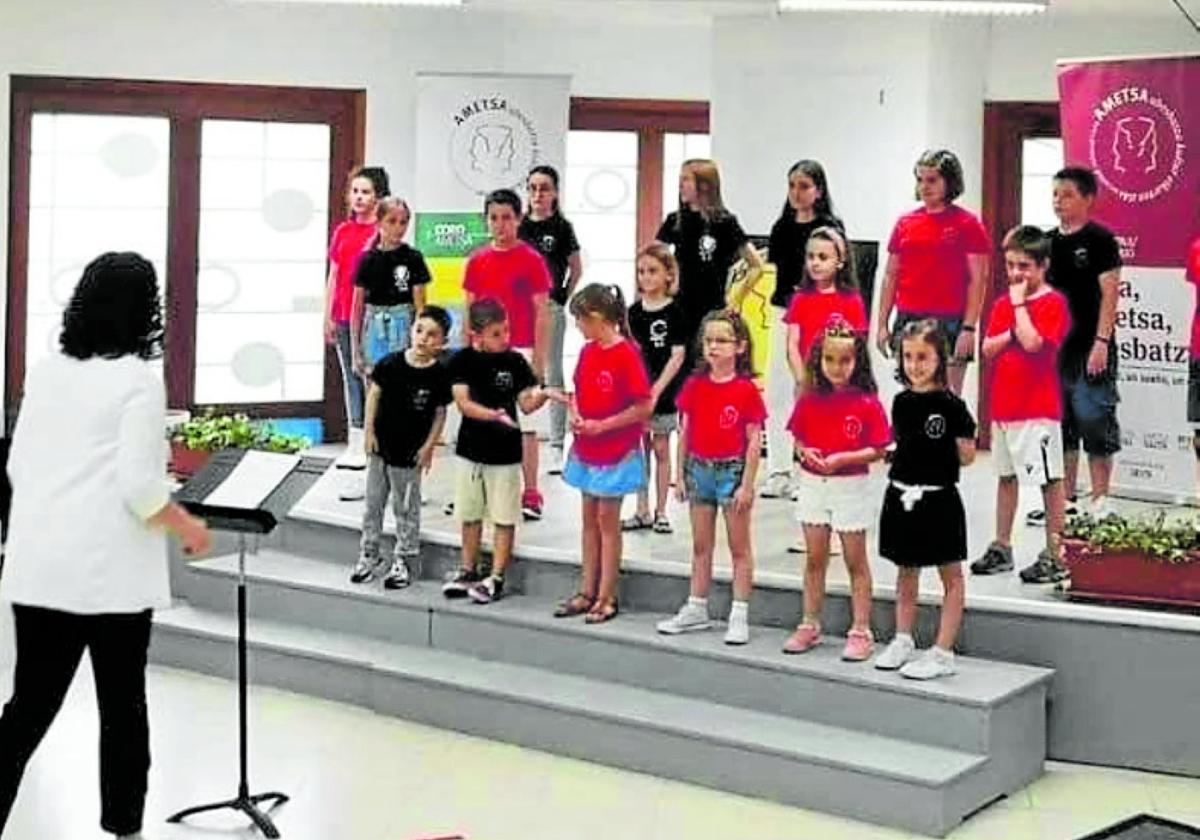 Leticia Vergara dirige a los cantores del Ametsa Txiki en un ensayo.