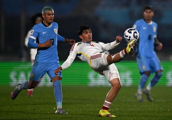 Aramburu golpea el balón con el empeine ante el uruguayo Arrascaeta