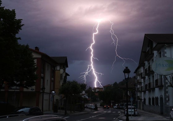 Tormenta eléctrica en Irura, en la noche de este miércoles