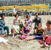 Un grupo de jóvenes en la playa donostiarra en 1930.