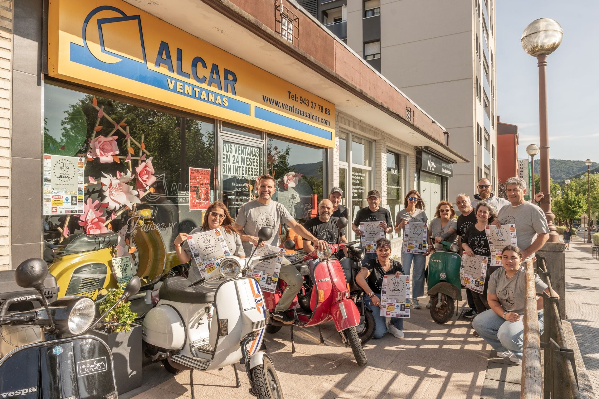 Representantes municipales y miembros de Scooter Club Euskadi en la presentación del rally de este año en el exterior de Ventanas Alcar.
