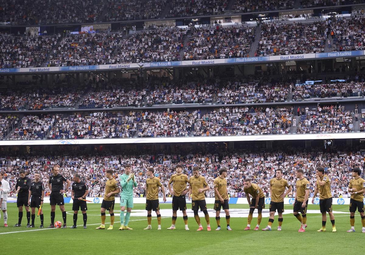 Los jugadores de la Real, en el último partido contra el Real Madrid