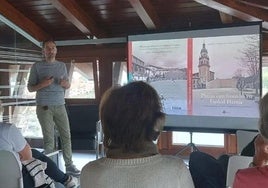 Daniel Carballo, durante una presentación en Zumaia.