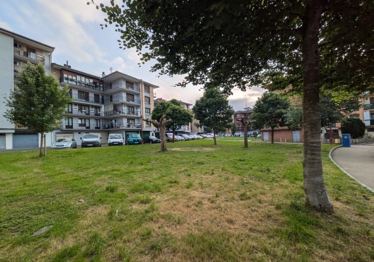 Habrá una pista de petanca y árboles con bancos a la sombra.