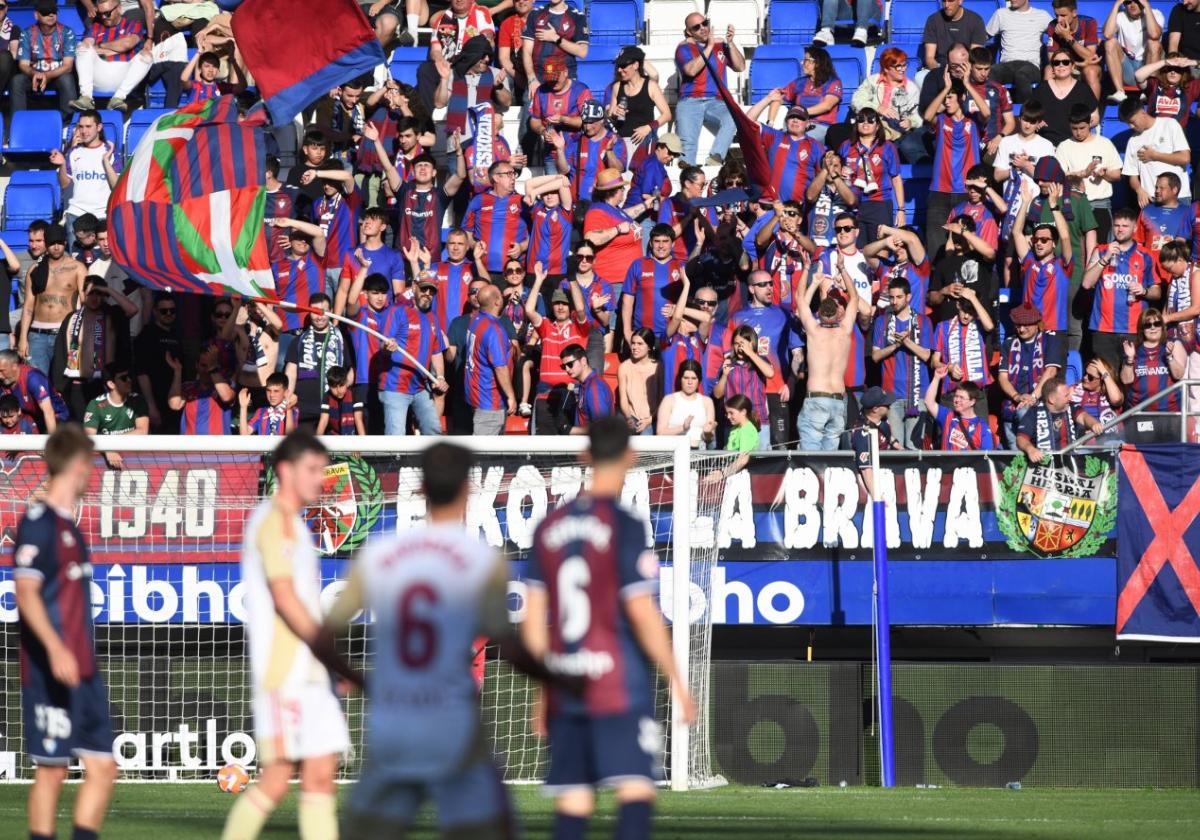 Pese a la difícil temporada, el Eibar ha dejado grandes momentos y gestas para regar de optimismo a su afición para el próximo curso.