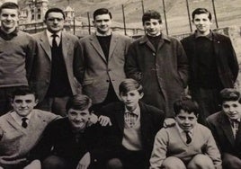 Equipazo de baloncesto de Escolapios, campeón de Gipuzkoa. Reconozco a Bujanda, Montxo Azaldegi, Miguel Ángel Sanz, Elorza, Otero... ¿1967?
