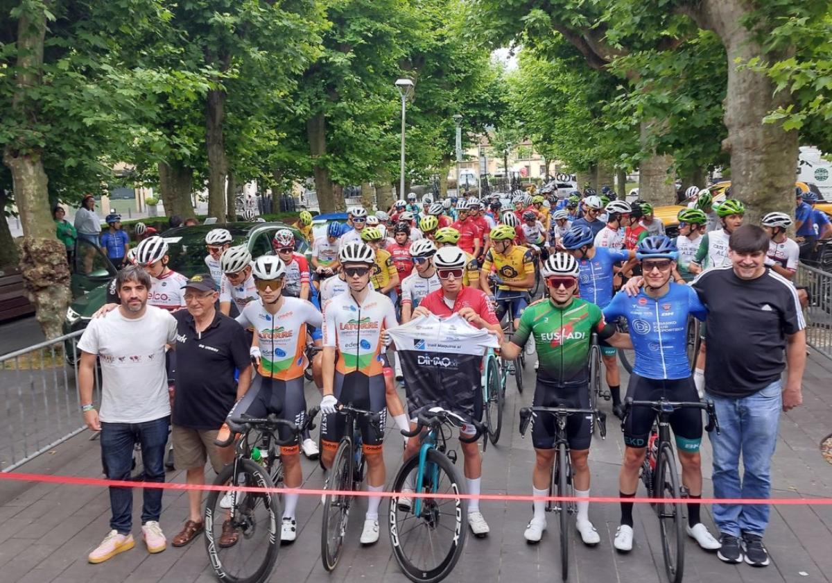 Cinco ciclistas formados en el Club Ciclista Irunés posaron antes de la salida.
