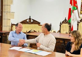 Gorka Aranegui, de Residencial Montañenea, y el alcalde Igor Enparan firmaron el acuerdo.