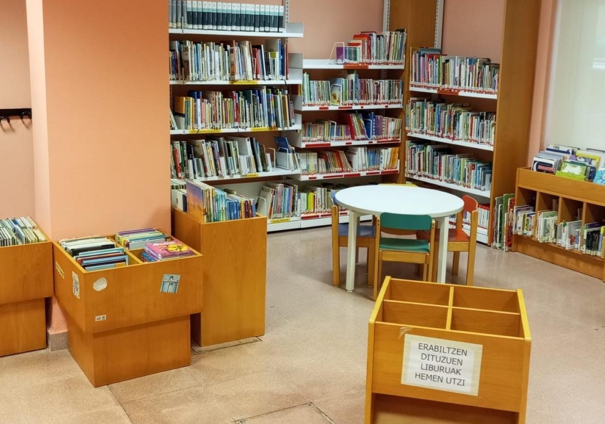 Vista parcial de la biblioteca infantil y juvenil de Deba.