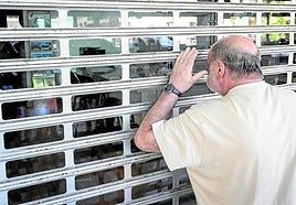 Un hombre mira el interior de la agencia de viajes sancionada durante la protesta realizada el martes por los afectados.
