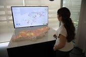 La maqueta digital, construida con piezas de Lego, completa el mapa de Gipuzkoa y los colores muestran los tiempos de recorrido desde cada punto del territorio a un servicio en concreto.