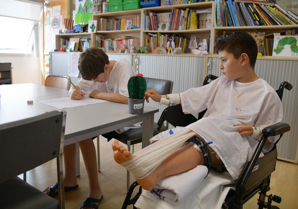 Dos niños convalecientes del Hospital Donostia, ayer en el aula pediátrica del centro médico de la capital guipuzcoana.