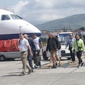 Aficionados ingleses aterrizan en Hondarribia para asistir a la final de la Europa League.