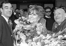 Kim Novak (y su marido Richard Johnson), a su llegada al XIII Festival.