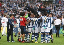 Los jugadores de la Real mantean a Martín Lasarte tras el triunfo en Anoeta que culminaba el ascenso.