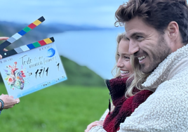 Maxi Iglesias junto a Margarida Corceiro en una imagen promocioanl del rodaje de 'Todo lo que nunca fuimos'
