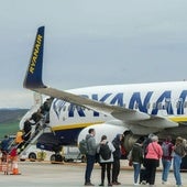 Numerosos pasajeros embarcan en un avión de Ryanair en un aeropuerto vasco.