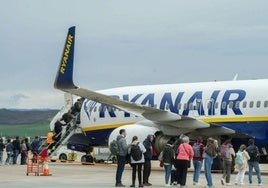 Numerosos pasajeros embarcan en un avión de Ryanair en un aeropuerto vasco.