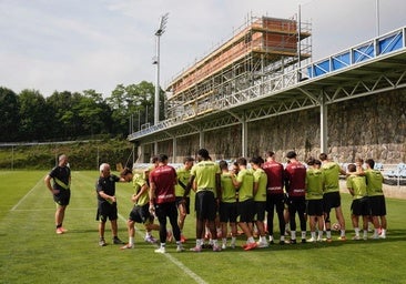 Los jugadores del Sanse hacen un pasillo a un compañero. antes de empezar el entrenamiento.