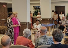 La diputada foral y la alcaldesa de Azpeitia atienden a los vecinos y vecinas en el centro de día.