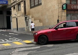 El continuo trasiego de camiones hacia la urbanización de Errrekatxu ha causado daños en Bidebarrieta.