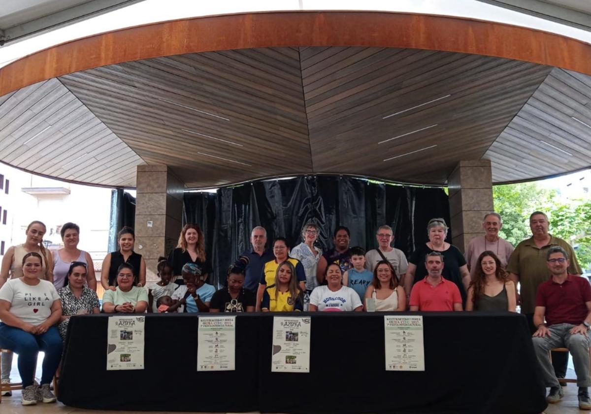 Los protagonistas de la Fiesta Internacional, junto a los representantes del Ayuntamiento y Museo.