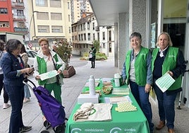 Varias de las voluntarias locales el sábado, en plena cuestación.