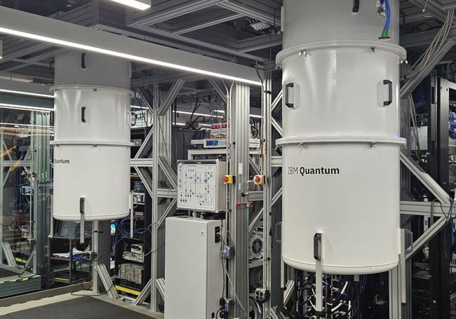 En el interior de estos tubos se encuentran las 'tripas' del ordenador cuántico de IBM.