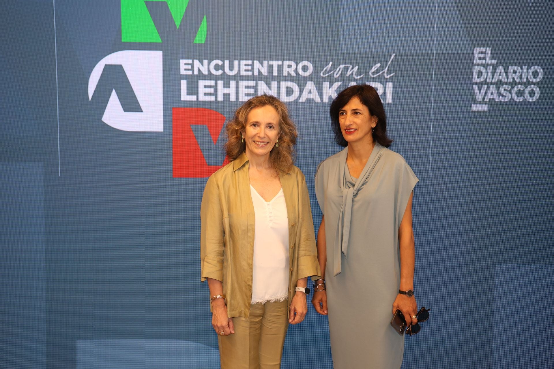 Izaskun Goñi Razquin (presidenta de la Autoridad Portuaria de Pasaia) junto a Noemí López Fernández (delegada del Gobierno en Gipuzkoa).