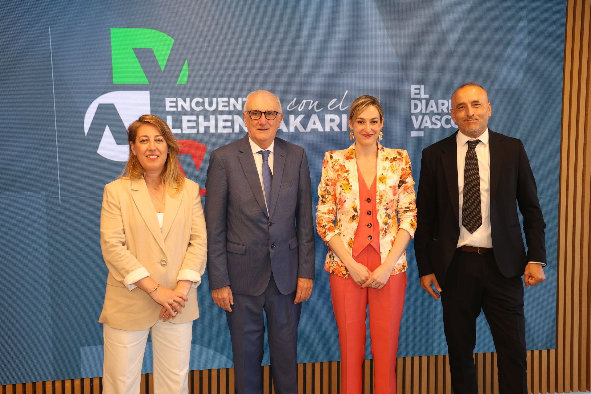 Arantxa Aldaz (jefa de Información de El Diario Vasco), Andrés Arizkorreta Garcia (presidente de CAF), Maria Ubarretxena (consejera de Gobernaza, Administración Digital y Autogobierno, y Portavoz del Gobierno Vasco) y Juan Manuel Velasco (subdirector de El Diario Vasco).