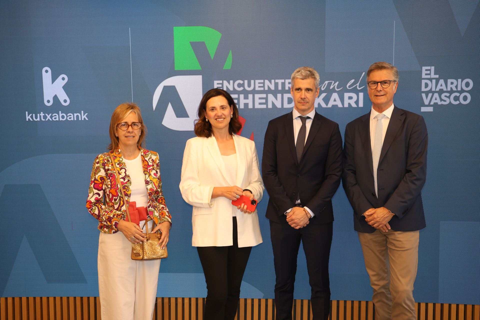 Mentxu Aracama (Banco Santander), Amaia Leiarizti (Banco Santander), Jon Alberdi (director general de VIVEbiotech) y Gurutz Linazasoro (presidente ejecutivo de VIVEbiotech).