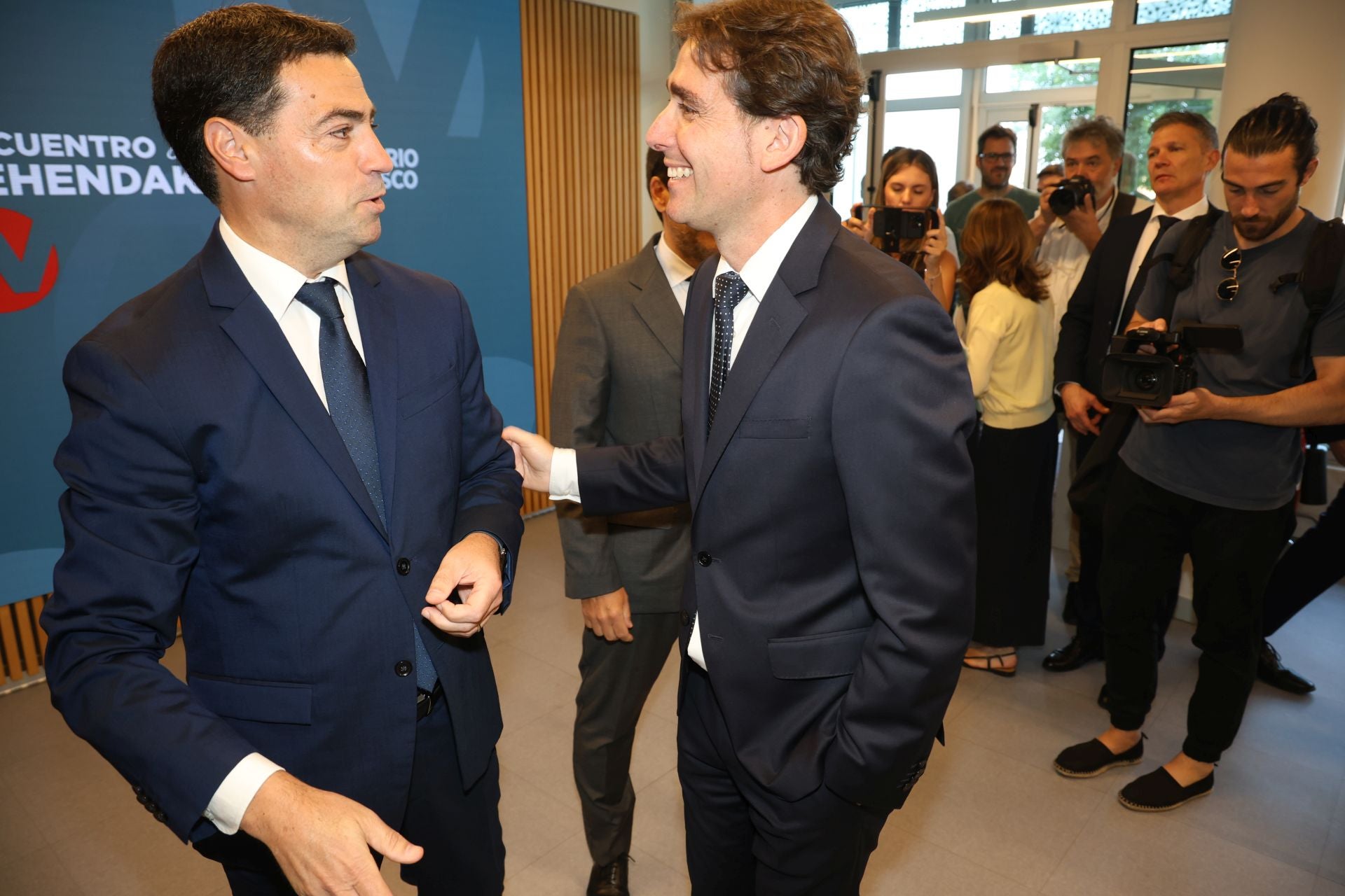 El director de El Diario Vasco, David Taberna, saluda al lehendakari a su llegada al periódico.